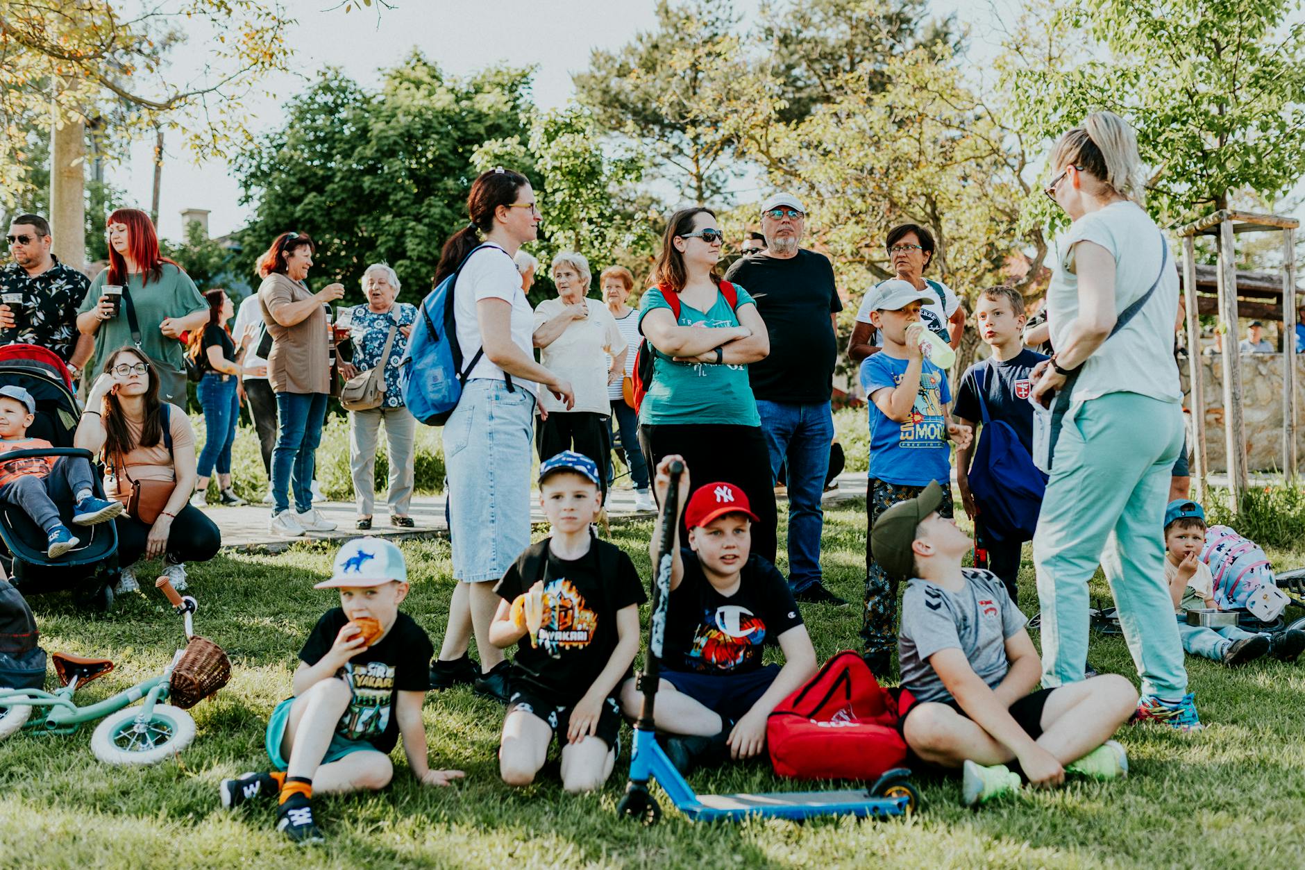 Ilustracja symbolizująca Dzień Ziemi z elementami Pyskowic, np. zielenią lub lokalnymi zabytkami.