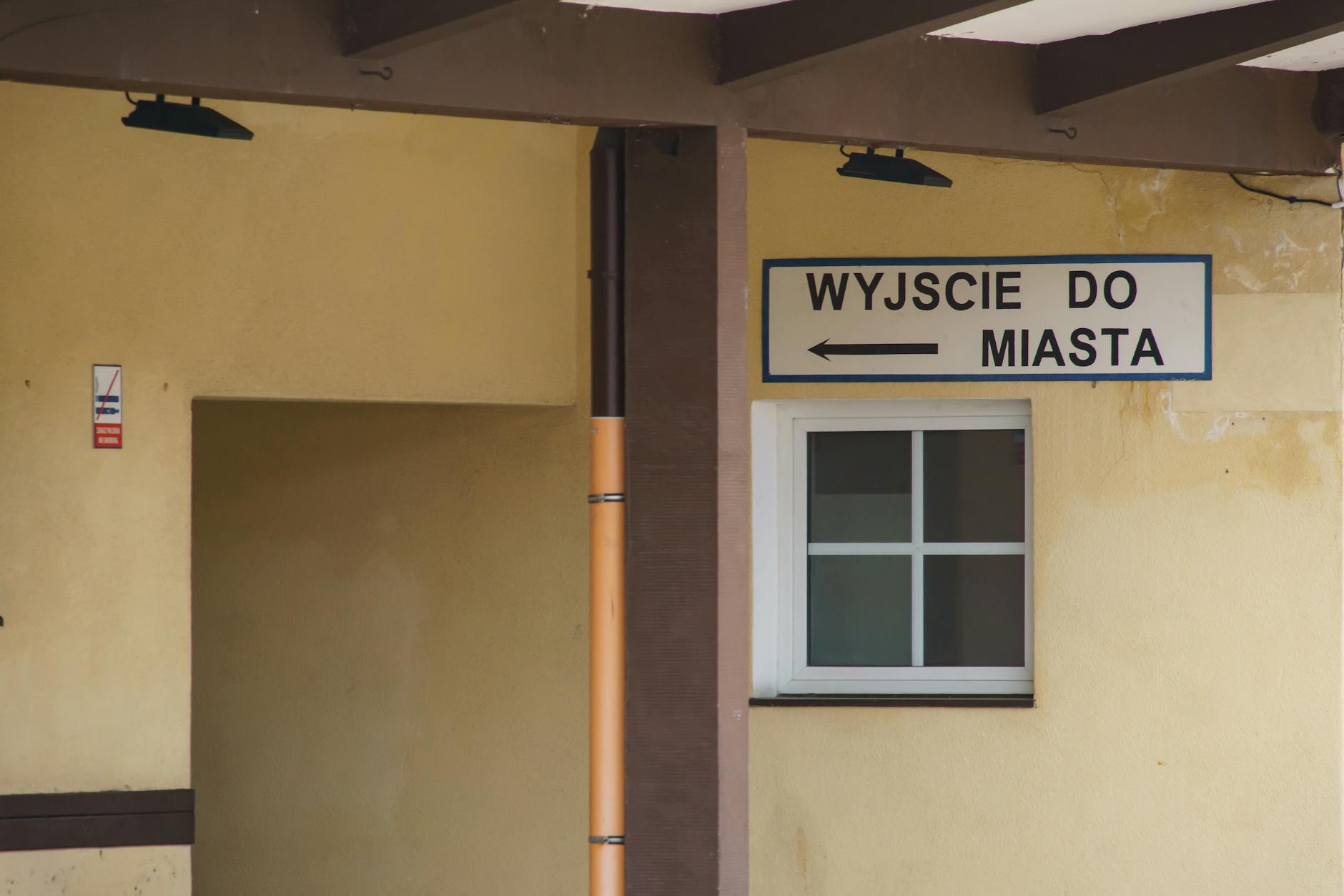 Widok na rynek w Pyskowicach z ratuszem i otaczającą zabudową.